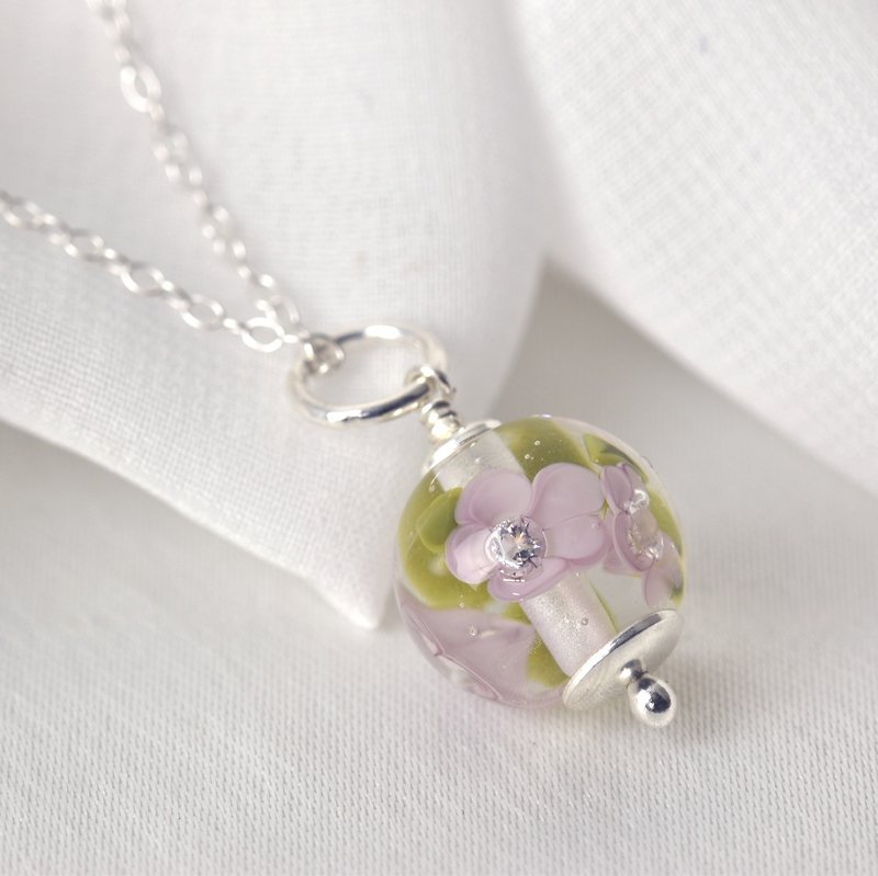 Essential necklace with lilac glass flowers