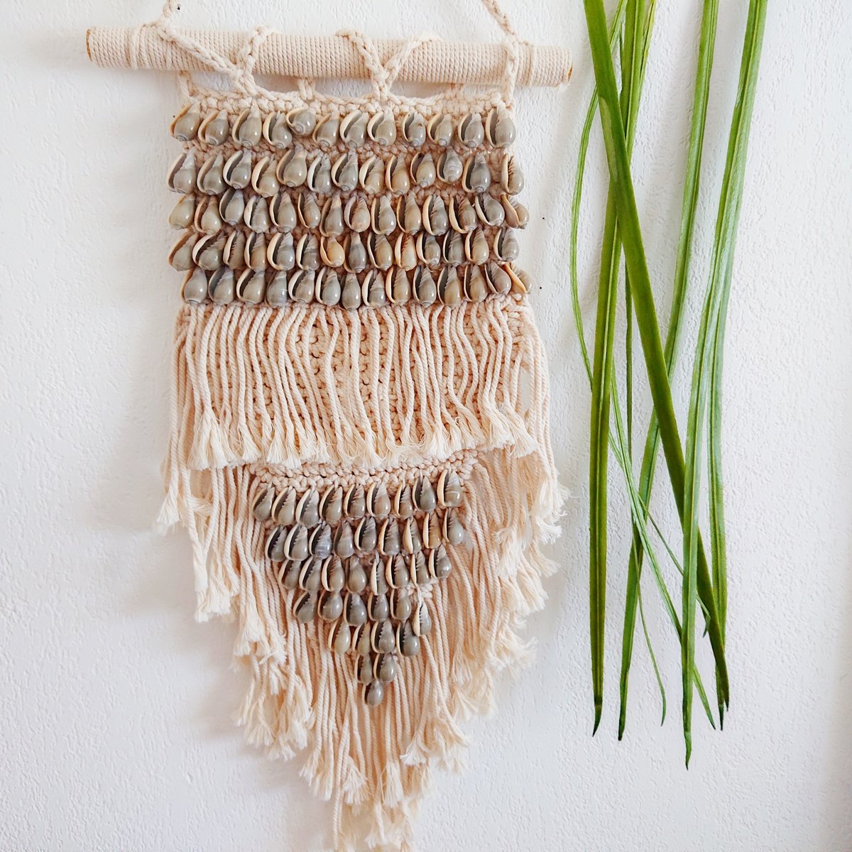Macrame en schelpen boho wanddecoratie