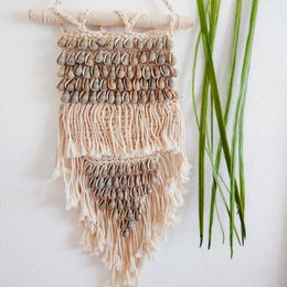 Macrame en schelpen boho wanddecoratie