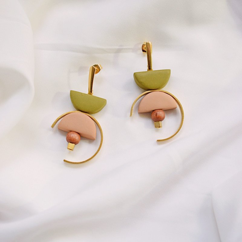 Contrast in nude and olive green