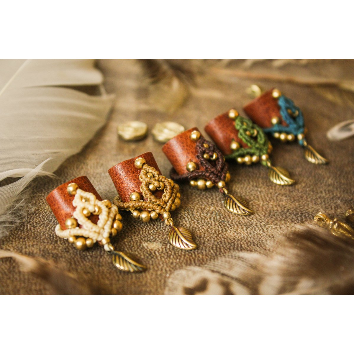 Dreadlock-Perle aus Leder und Makramee mit Messingdetails