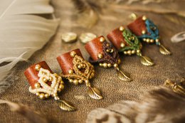 Dreadlock-Perle aus Leder und Makramee mit Messingdetails