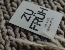 Cartolina affrancata "Zu frueh ist auch unpuenktlich"