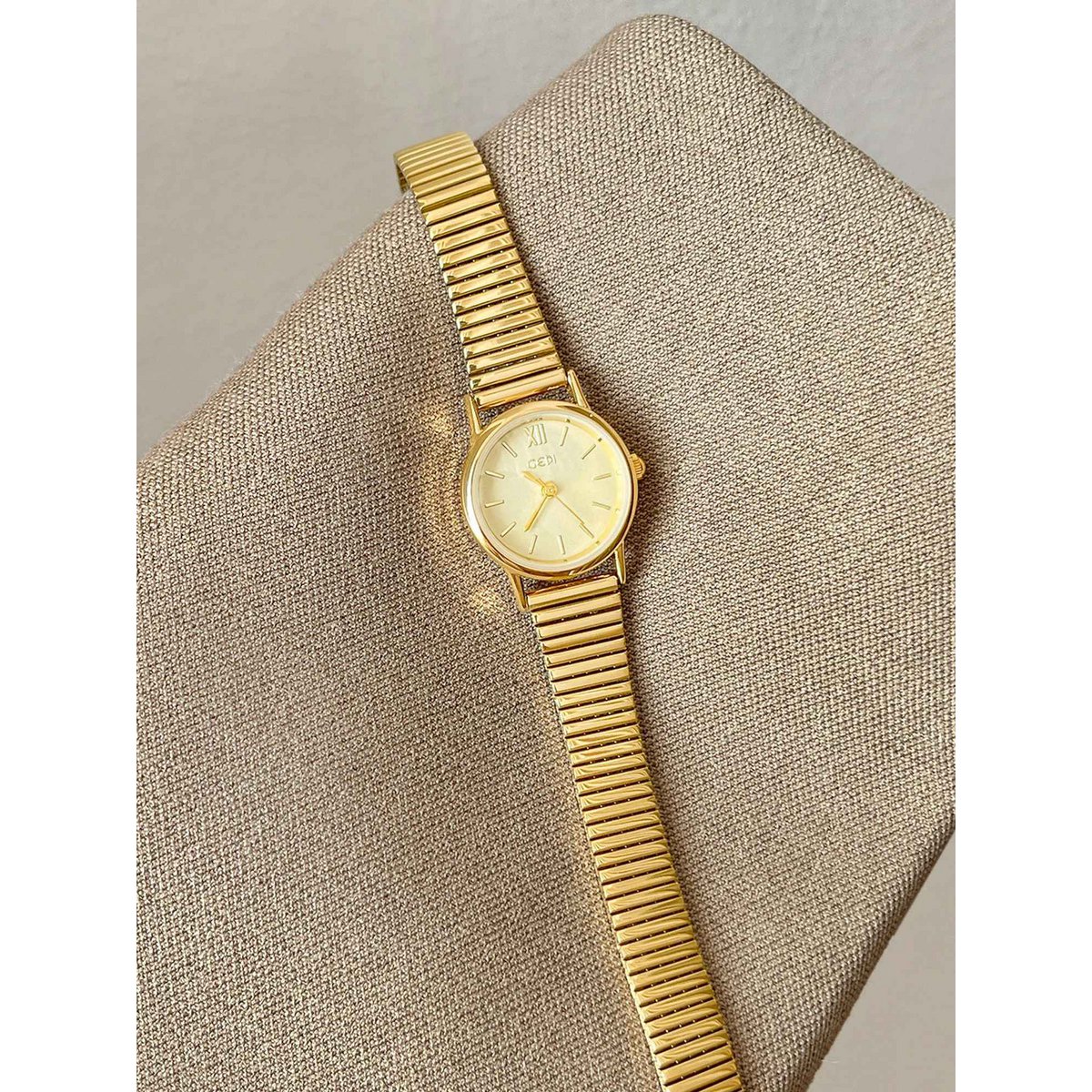 Lajas - Klassiek gouden quartzhorloge met ronde kast