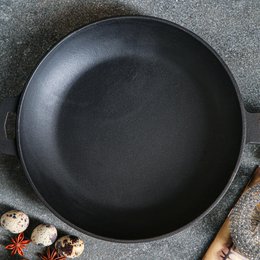 Frying pan cast iron - Ø 24 x 4 cm - cast iron pan for all heat sources - Wooden handle - PFAS Free - Black