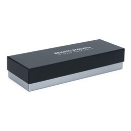 RB0054A | Gepäckanhänger aus echtem Vollnarbenleder mit leichter Narbung. Schwarze Farbe. Verstellbarer Riemen. Abmessungen: 6,5 x 12 x 0,5 cm