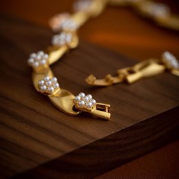 Collier ras du cou en perles et rubans d'inspiration Trifari