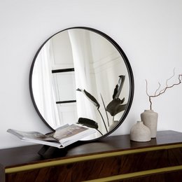  Round black steel mirror with a diameter of 60 cm, suitable for wall mounting.