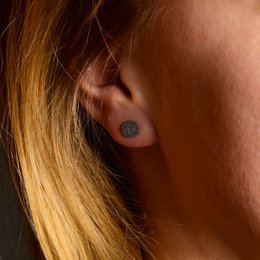 Platte oorknopjes met zwarte diamanten