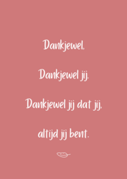 A pink thank you card with handwritten text in Dutch. The card is placed on a wooden surface with green leaves around it.