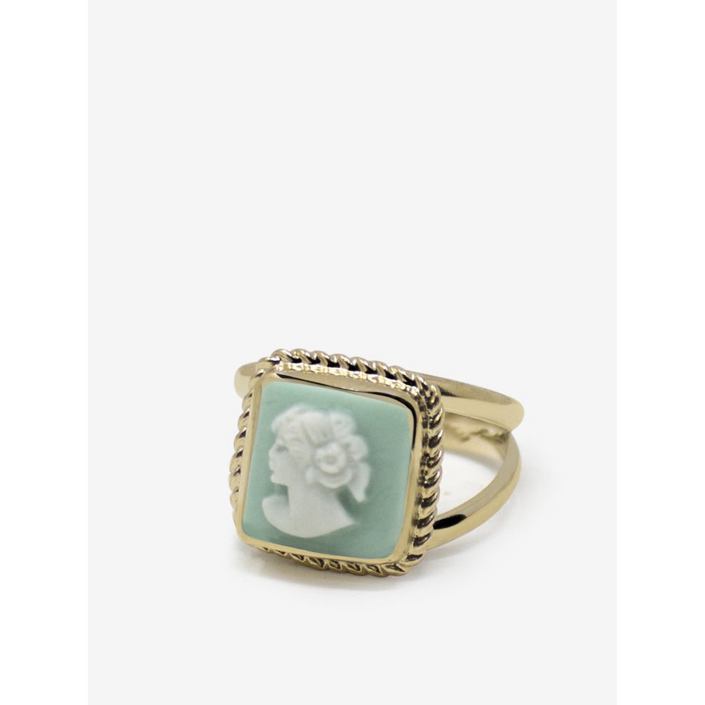 El querido anillo de cameo verde
