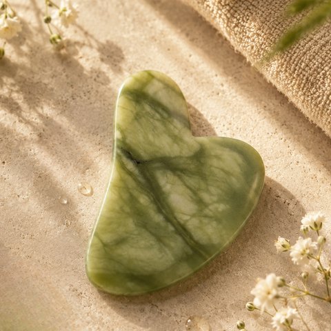 Gua Sha – groene jadesteen – delicate en natuurlijke massage – welzijnsaccessoire – gratis dekking