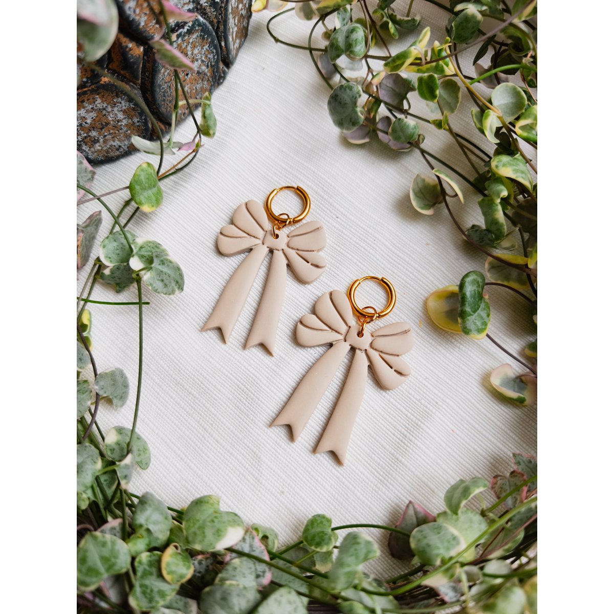Boucles d'oreilles noeud beige