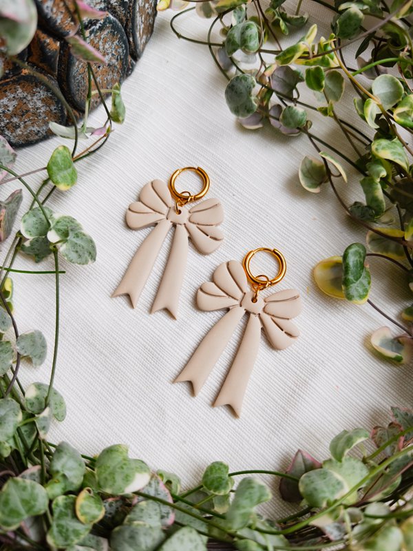 Boucles d'oreilles noeud beige