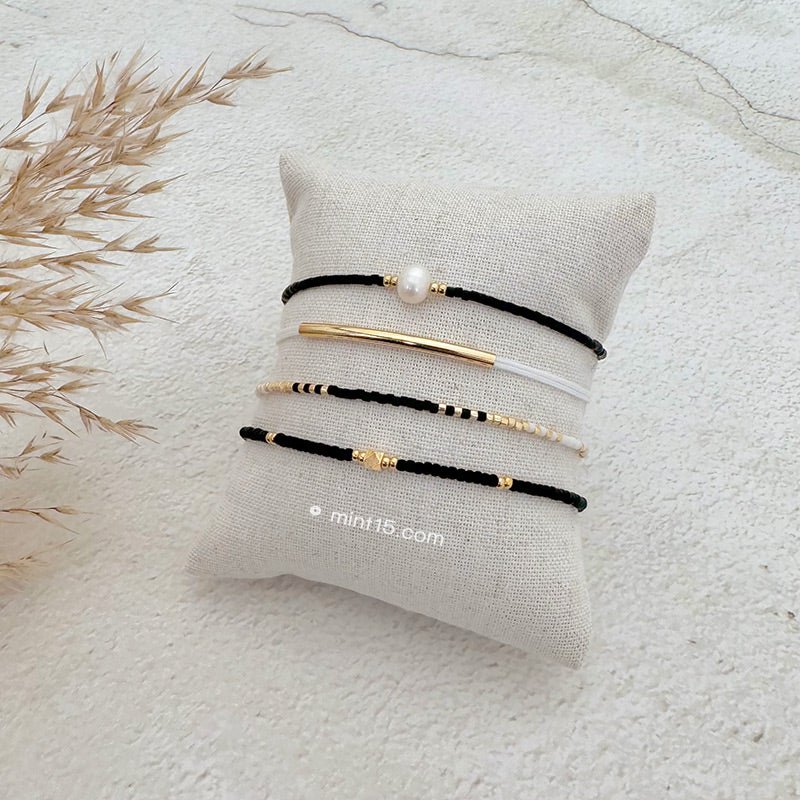 Small display pillow for bracelets