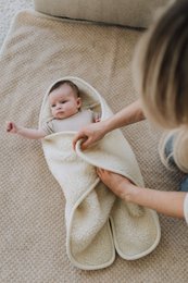 Couverture d'emballage pour bébé avec pieds et capuche - laine mérinos