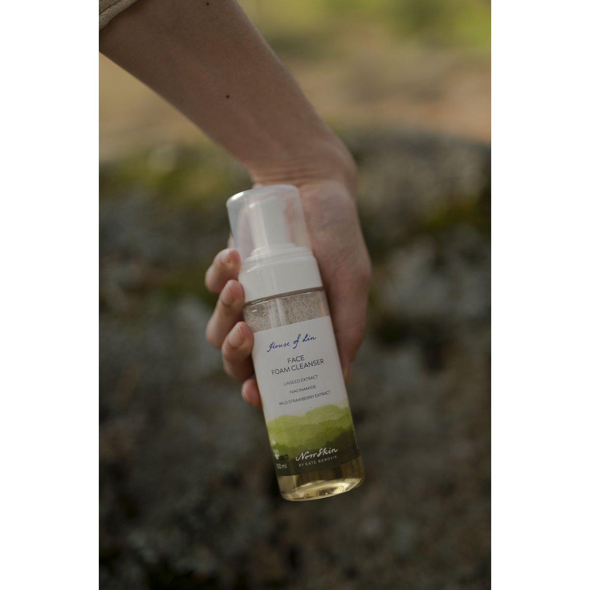 Natural Cleansing Foam - Natuurlijke, veganistische en schone, schoonheidsgecertificeerde huidverzorging uit Scandinavië
