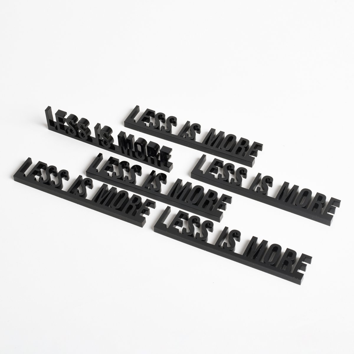 Architekturzitate 3D-Acryl-Schriftzug-Dekor – Weniger ist mehr (Mies van der Rohe)