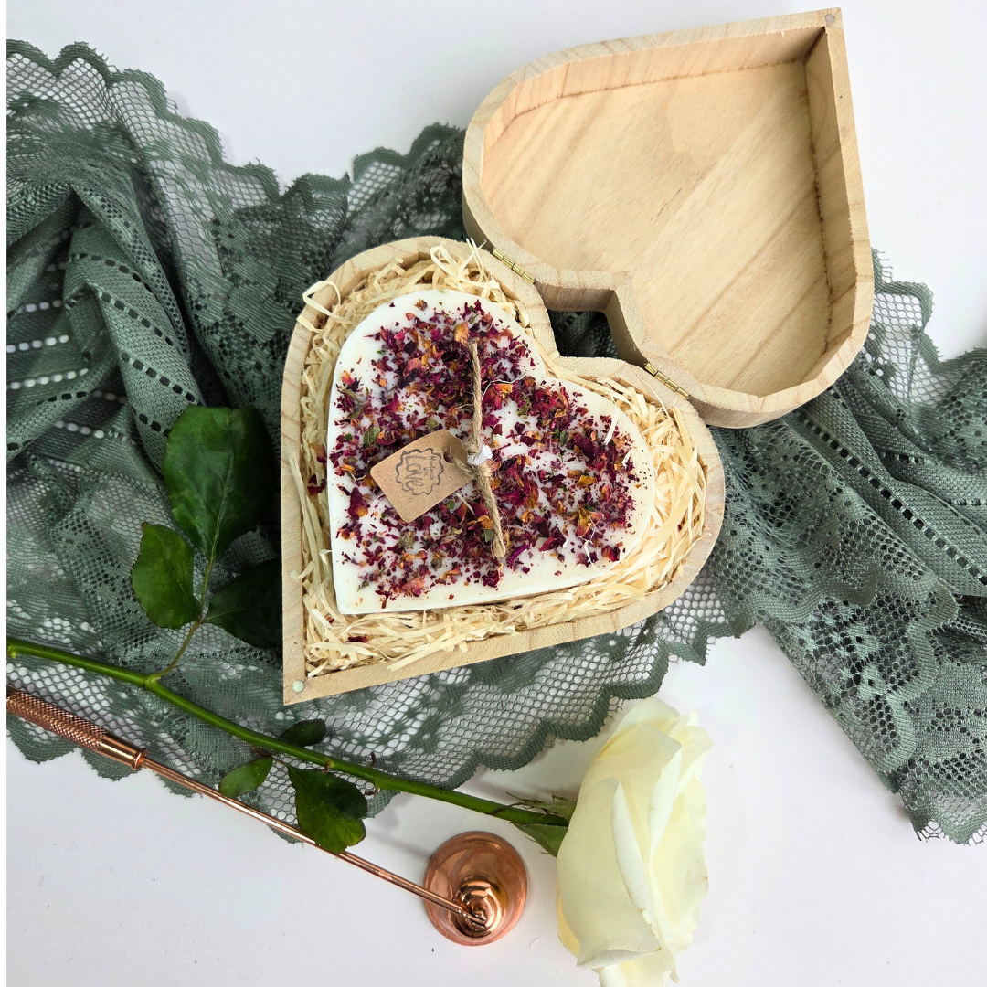 Caja De Regalo De Corazón Corazón Grande Con Pétalos De Rosa