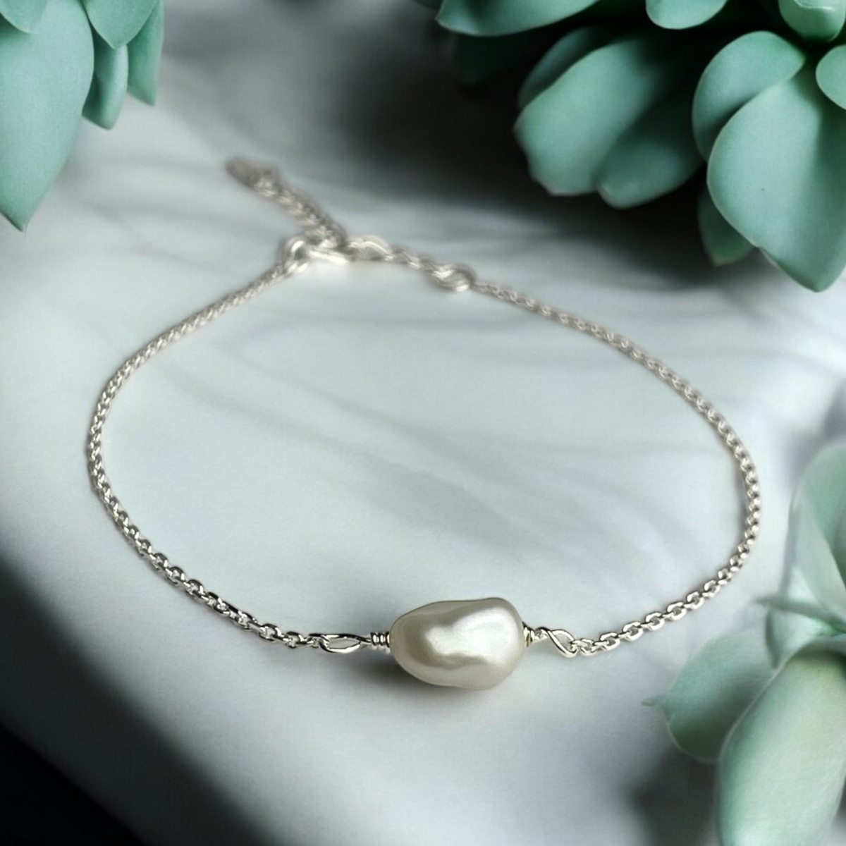 Élégant bracelet en argent sterling 925 avec perle Keshi baroque enveloppée de fil - Extension 7 cm + 4 cm | Élégance intemporelle en blanc doux, adaptée aux personnes allergiques - ARM925-27