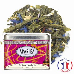 Green tea leaves with dried strawberry pieces and blue cornflower petals. Fruity and floral green tea blend.
