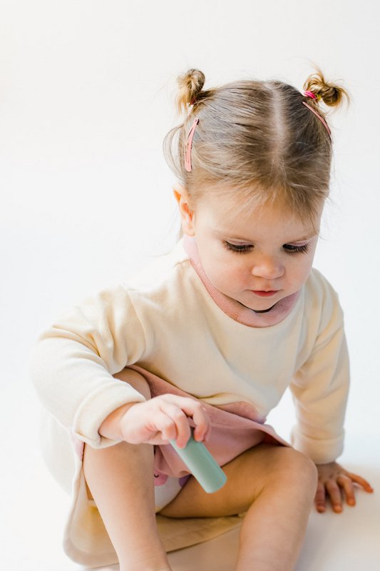Bæredygtig langærmet sweaterkjole | Naturlig lilla hals | 100% GOTS certificeret økologisk bomuld