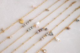 Armband aus Jaspis, Perlen und Rosenquarz – Gold
