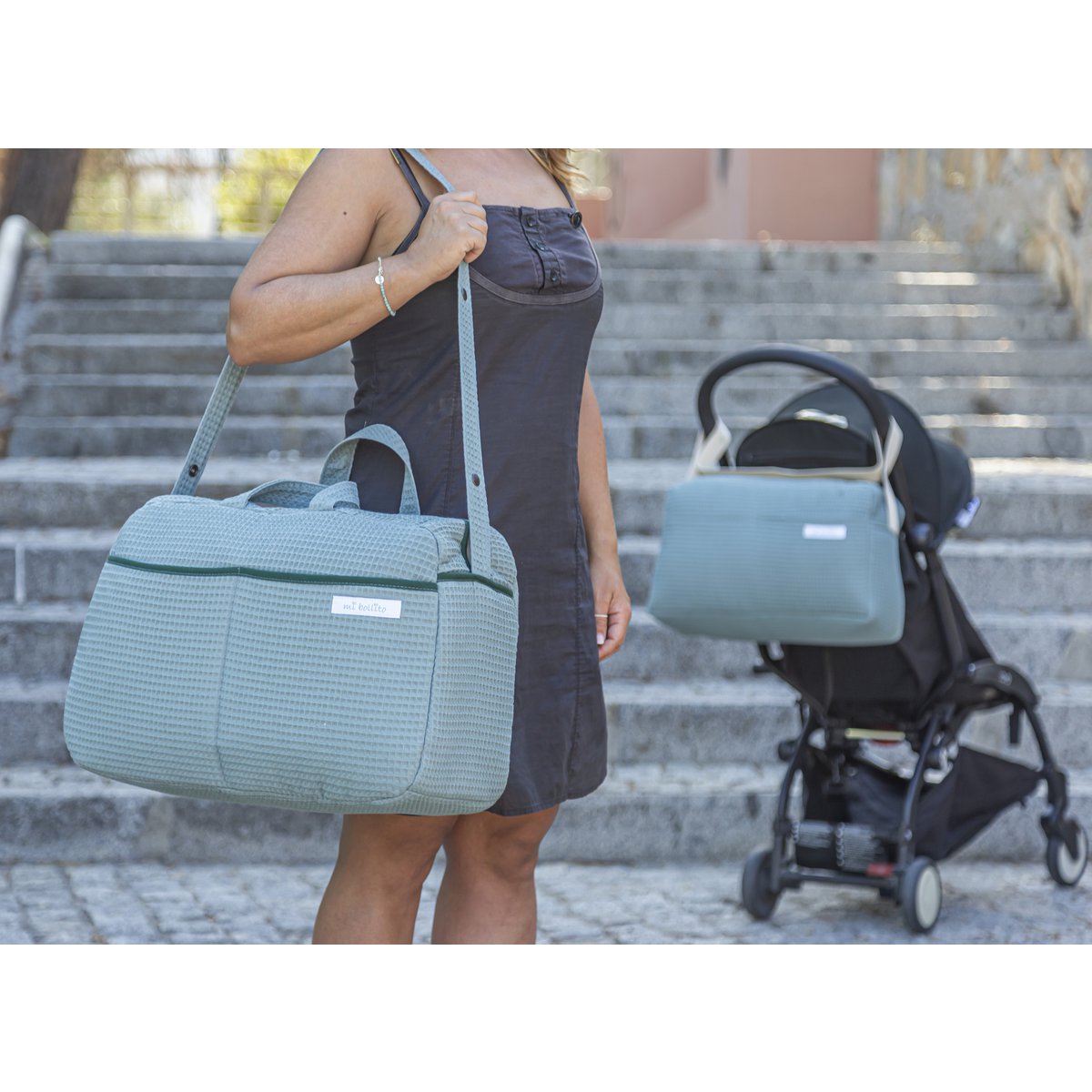 Crossbody maternity bag for baby stroller and hospital. Practical and elegant large capacity organizer bag. Product manufactured in Spain.