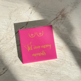 Tile – Titten für fröhliche Momente