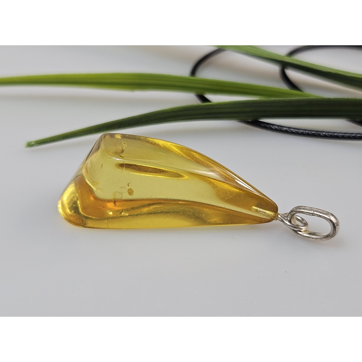 Bernsteinanhänger. Gelber Bernstein. Zertifizierter Bernsteinschmuck. Bernstein-Cabochon. Bernsteinanhänger aus Sterlingsilber