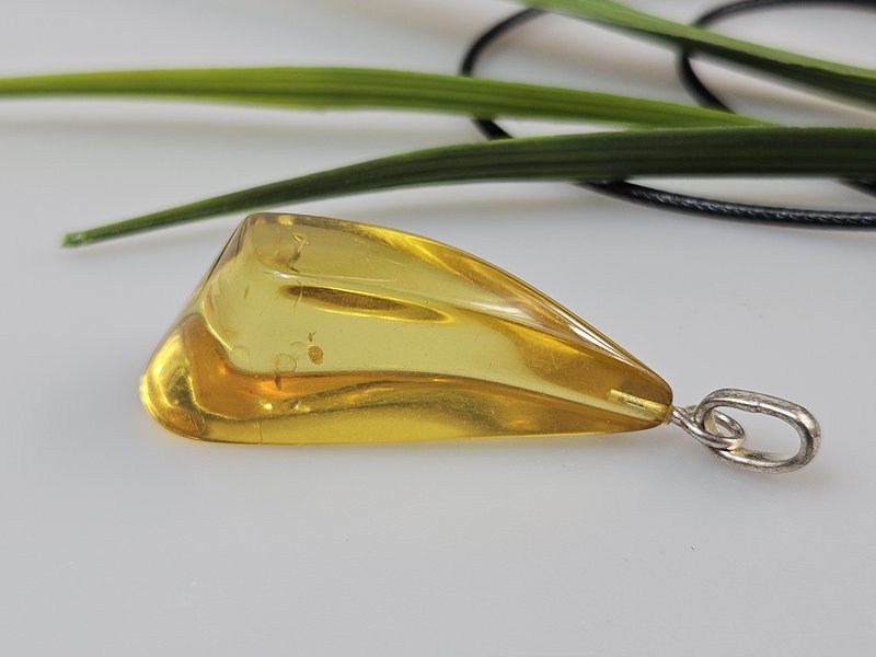 Colgante de ámbar. Ámbar amarillo. Joyas de ámbar certificadas. Cabujón de ámbar. Colgante de ámbar de plata de ley