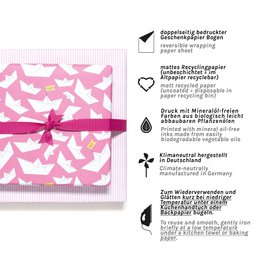 Pink indpakningspapir med papirbåde og striber - lyserødt indpakningspapir med papirbådmønster, ideelt til børns fødselsdag, dåb, fødsel.