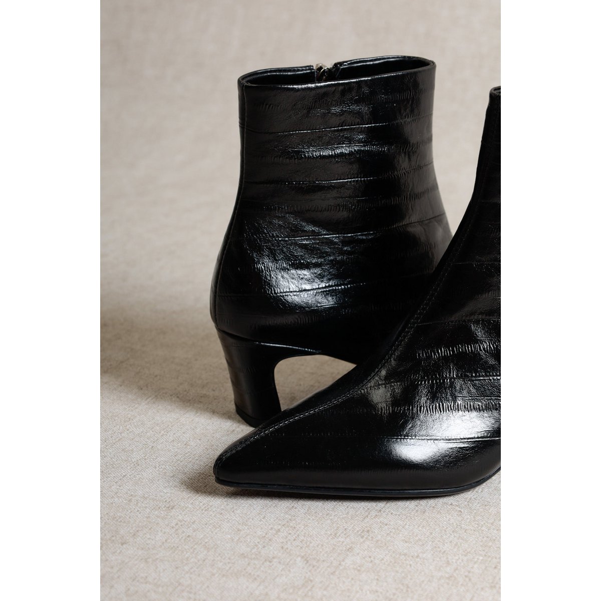 DINA BLACK – Leren laarzen met hak en palingtextuur