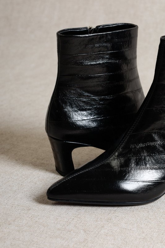 DINA BLACK – Leren laarzen met hak en palingtextuur
