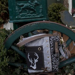 Domelo Trachtentasche. Damen Umhängetasche. Dirndl Schultertasche aus Canvas ( Segeltuch) & Leder. Handtasche in Trachten Stil mit Reh Edelweiß Aufdruck. Crossbody Tasche für Frauen als Oktoberfest Accessoires.