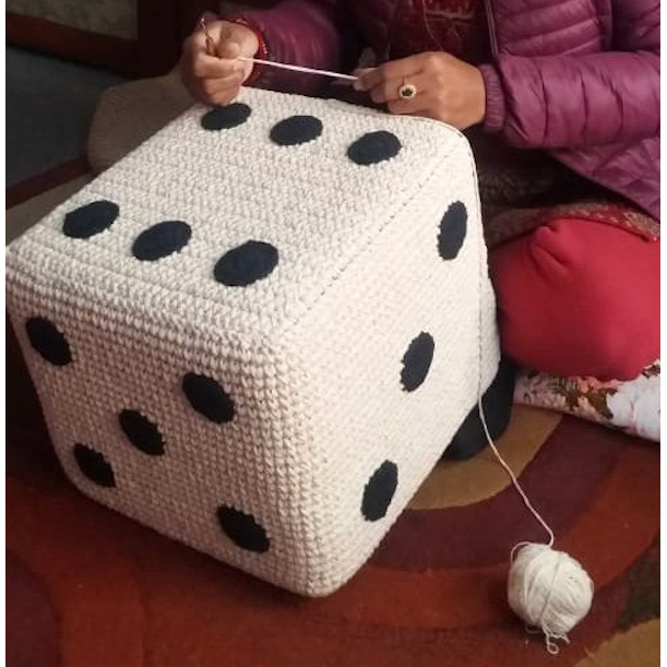 Luna-Leena Pouffe-Würfel für Kinder – cremefarbene und schwarze Punkte – Baumwolle – handgehäkelt in Nepal