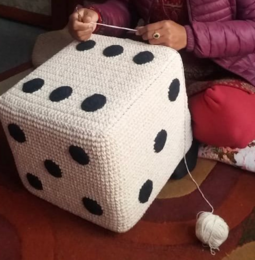 Luna-Leena Pouffe-Würfel für Kinder – cremefarbene und schwarze Punkte – Baumwolle – handgehäkelt in Nepal