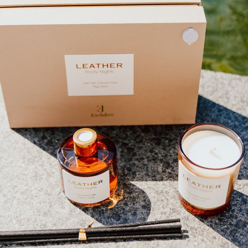 Frosty Nights Leather Feel Gift Pack: Duftlys og duftpinde