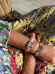 La Rechteckige Damenuhr. Pastellrosa Lederarmband mit silbernem Hintergrund