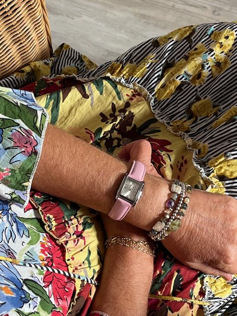 La Rechteckige Damenuhr. Pastellrosa Lederarmband mit silbernem Hintergrund