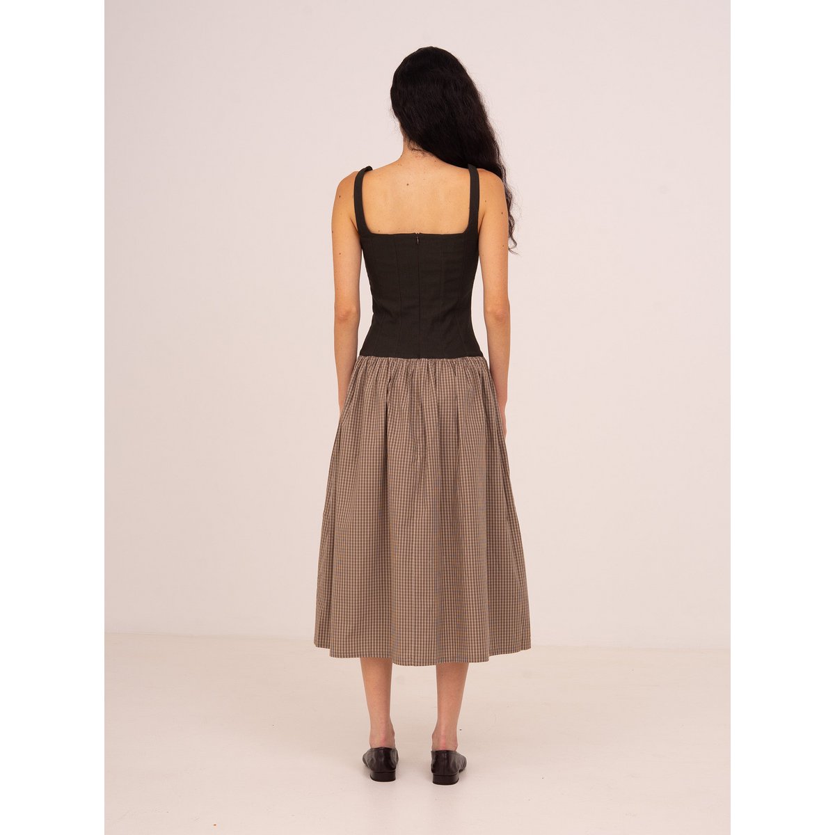Robe mi-longue à carreaux marron avec corsage contrasté Rove