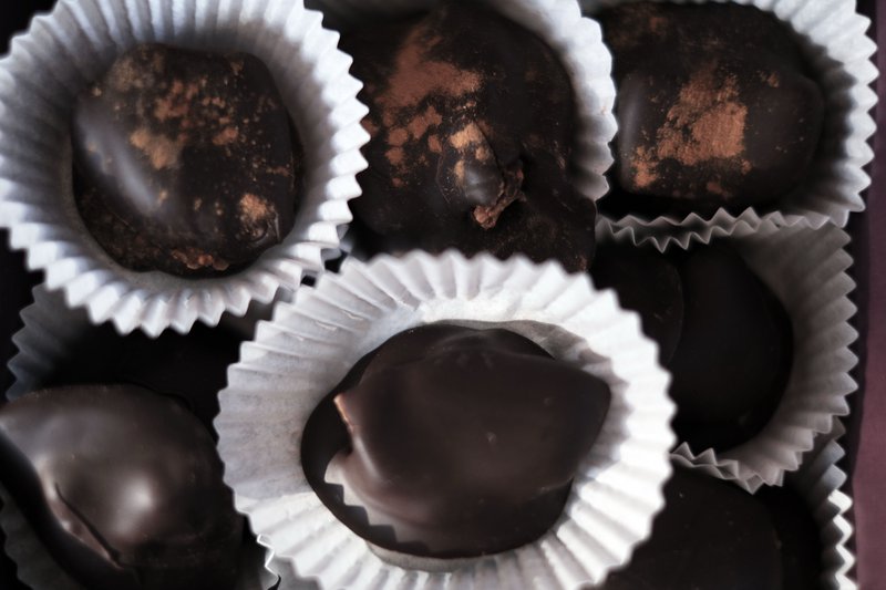 KUMILIO Figues Kimi séchées au soleil de qualité supérieure trempées dans du chocolat noir 70 % - Coffret cadeau