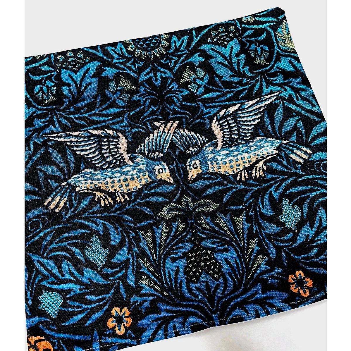 Poszewka na poduszkę z motywem roślinnym William Morris Moody w kolorze turkusowym | WIM014