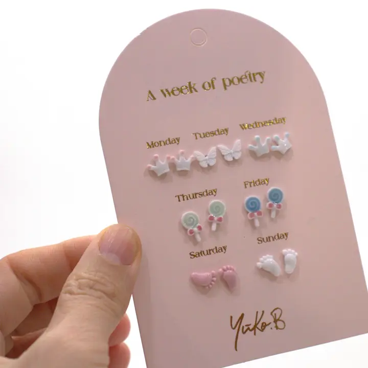 Schachtel mit 7 Ohrringen – Poetry Week Baby Shower – Englisch