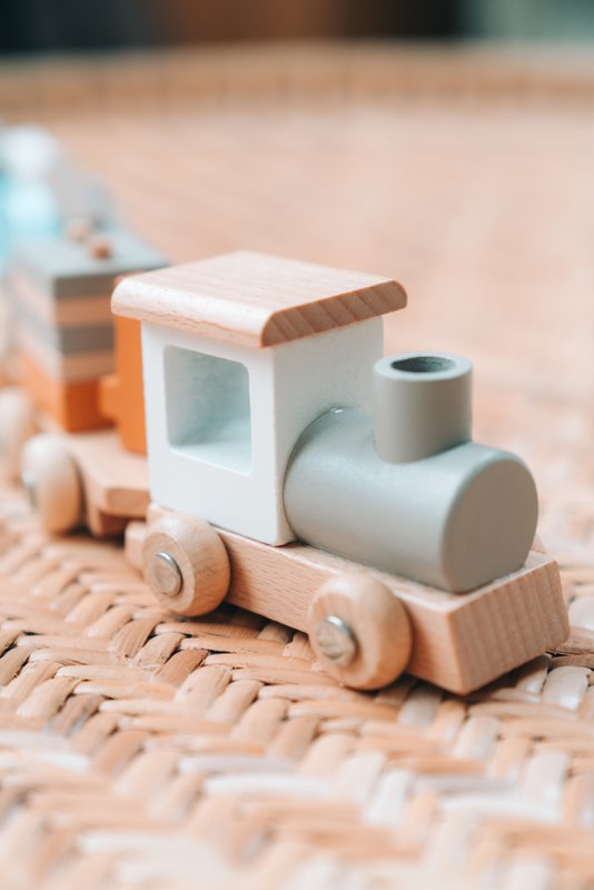 KIAN Family: Wooden locomotive with building blocks