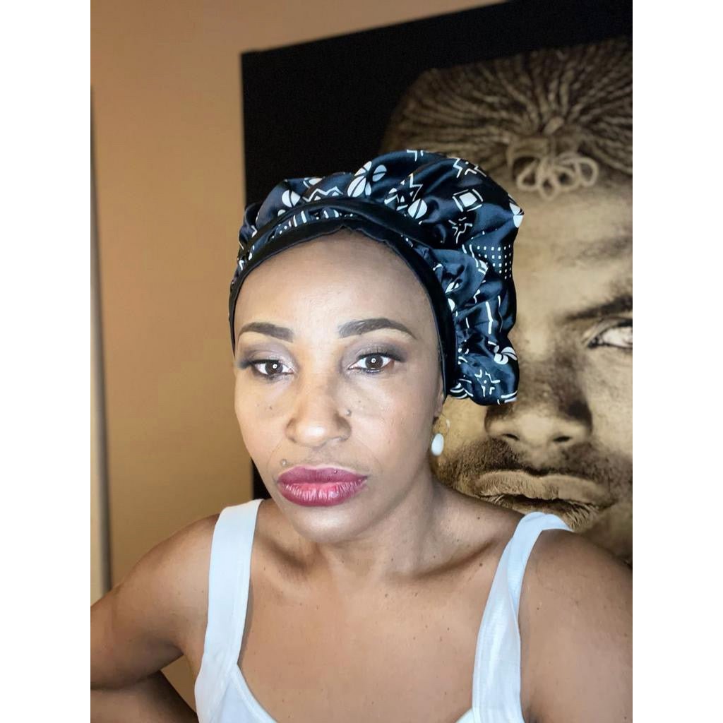 Satynowa czapka śpiąca Mama Theresa na afro -locken - Polka Dot Bogolan Print