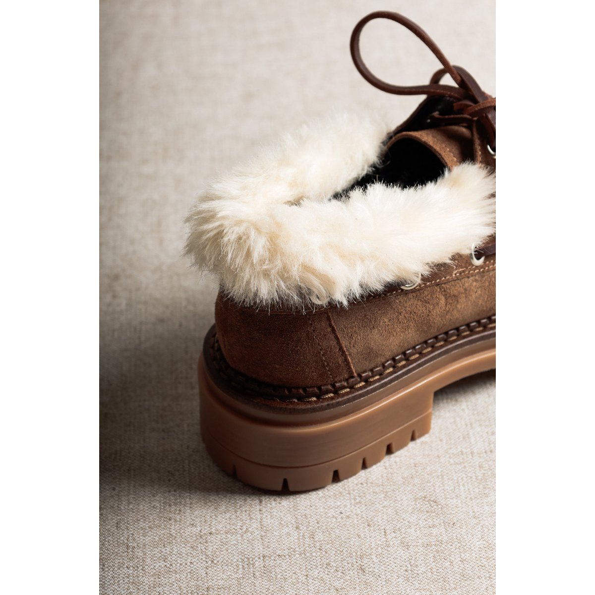 SAILOR RHUM BROWN – Wildleder-Bootsschuh mit dicker Sohle und Kunstpelzkragen