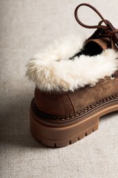 SAILOR RHUM BROWN – Wildleder-Bootsschuh mit dicker Sohle und Kunstpelzkragen