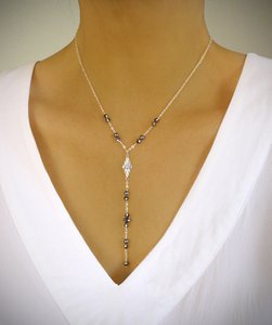 Rhodinierte Y-Halskette mit Black Diamond-Kristallen