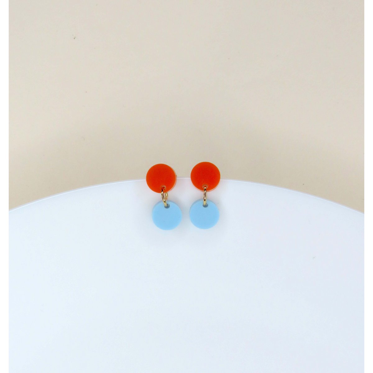 Dotty acryl oorbellen in oranje lichtblauw